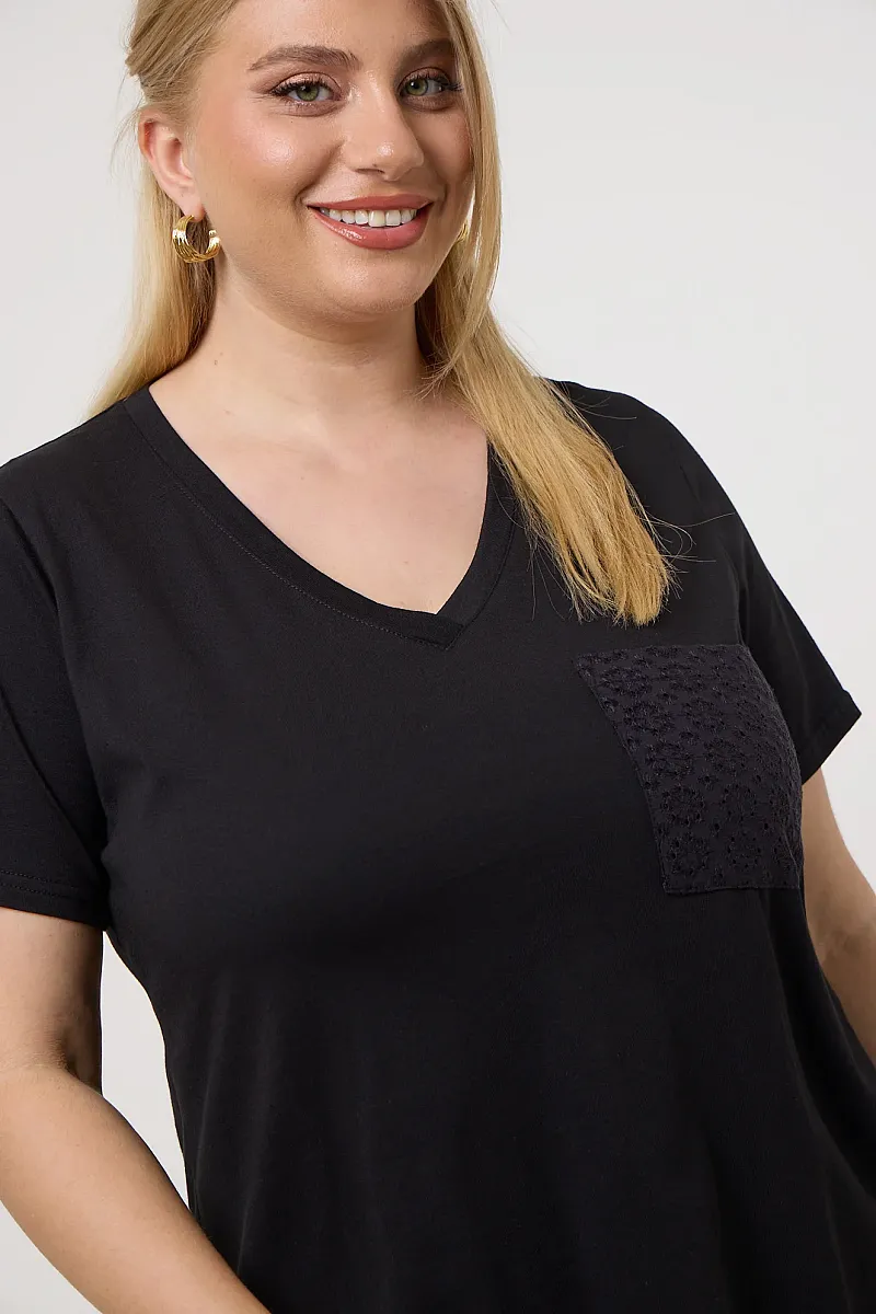 Μαύρο T-Shirt Με Κεντημένη Τσέπη