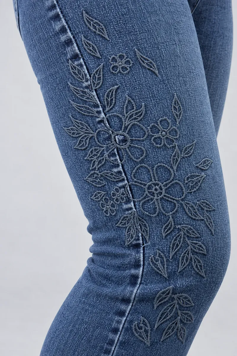 Plus Size Τζιν με Floral Κέντημα